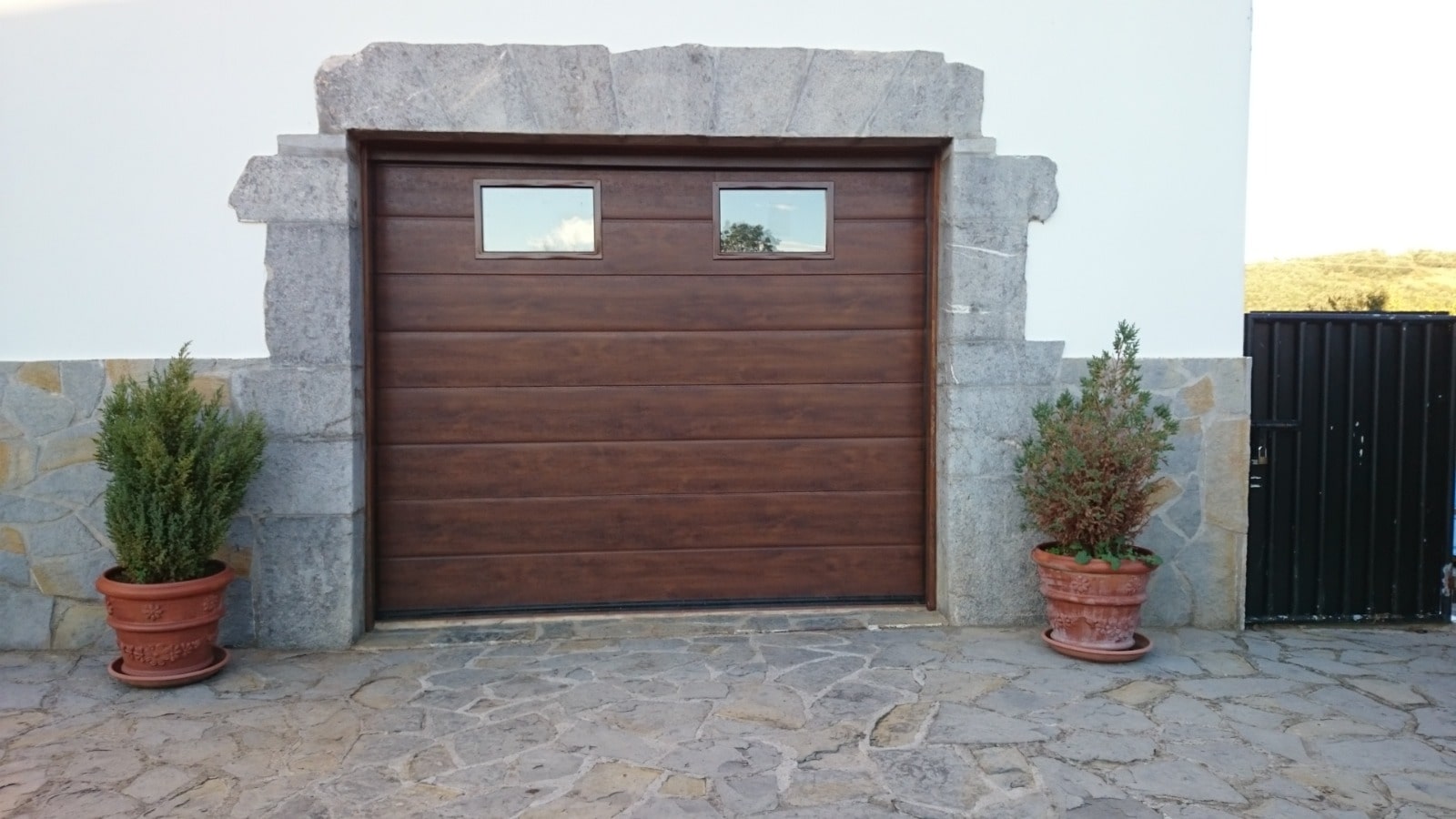 Puerta seccional imitación madera con ventanas